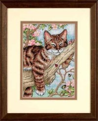 Спящий котенок